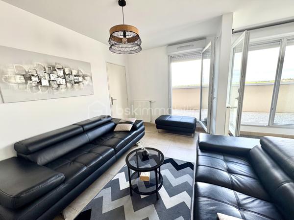 Appartement F5 de standing – Terrasse panoramique 46 m² – Résidence 2019 sécurisée



Situé au 4ᵉ et dernier étage d’une résidence moderne et sécurisée de 2019, cet appartement F5 de 87,67 m²séduit par sa luminosité et sa terrasse exceptionnelle de 46 m² faisant le tour complet du logement.



L’entrée mène à un vaste séjour avec cuisine ouverte haut de gamme et cellier . L’espace nuit comprend trois chambres confortables, une salle d’eau avec douche à l’italienne et un WC indépendant.



Prestations de qualité, aucun travaux à prévoir : il ne vous reste qu’à poser vos meubles.



Deux places de parking en sous-sol complètent ce bien rare, à proximité immédiate de toutes commodités et de l’axe vers Paris.



Atouts :

Résidence récente, sécurisée

Dernier étage avec terrasse panoramique

Luminosité exceptionnelle

Deux parkings en sous-sol

Proximité commerces et transports

Appartement soigné de belles prestation alliant confort et modernité en roof top