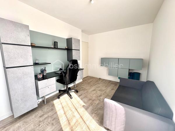 Appartement F5 de standing – Terrasse panoramique 46 m² – Résidence 2019 sécurisée



Situé au 4ᵉ et dernier étage d’une résidence moderne et sécurisée de 2019, cet appartement F5 de 87,67 m²séduit par sa luminosité et sa terrasse exceptionnelle de 46 m² faisant le tour complet du logement.



L’entrée mène à un vaste séjour avec cuisine ouverte haut de gamme et cellier . L’espace nuit comprend trois chambres confortables, une salle d’eau avec douche à l’italienne et un WC indépendant.



Prestations de qualité, aucun travaux à prévoir : il ne vous reste qu’à poser vos meubles.



Deux places de parking en sous-sol complètent ce bien rare, à proximité immédiate de toutes commodités et de l’axe vers Paris.



Atouts :

Résidence récente, sécurisée

Dernier étage avec terrasse panoramique

Luminosité exceptionnelle

Deux parkings en sous-sol

Proximité commerces et transports

Appartement soigné de belles prestation alliant confort et modernité en roof top