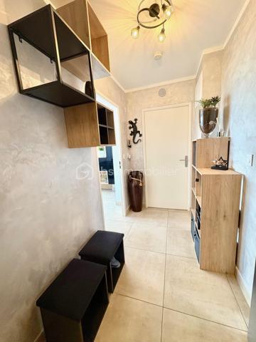 Appartement F5 de standing – Terrasse panoramique 46 m² – Résidence 2019 sécurisée



Situé au 4ᵉ et dernier étage d’une résidence moderne et sécurisée de 2019, cet appartement F5 de 87,67 m²séduit par sa luminosité et sa terrasse exceptionnelle de 46 m² faisant le tour complet du logement.



L’entrée mène à un vaste séjour avec cuisine ouverte haut de gamme et cellier . L’espace nuit comprend trois chambres confortables, une salle d’eau avec douche à l’italienne et un WC indépendant.



Prestations de qualité, aucun travaux à prévoir : il ne vous reste qu’à poser vos meubles.



Deux places de parking en sous-sol complètent ce bien rare, à proximité immédiate de toutes commodités et de l’axe vers Paris.



Atouts :

Résidence récente, sécurisée

Dernier étage avec terrasse panoramique

Luminosité exceptionnelle

Deux parkings en sous-sol

Proximité commerces et transports

Appartement soigné de belles prestation alliant confort et modernité en roof top