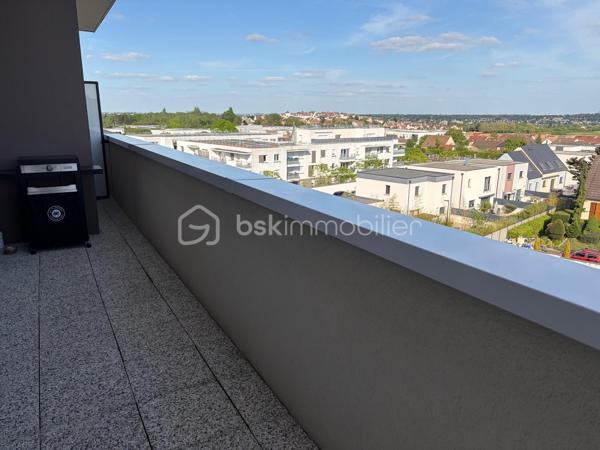 Appartement F5 de standing – Terrasse panoramique 46 m² – Résidence 2019 sécurisée



Situé au 4ᵉ et dernier étage d’une résidence moderne et sécurisée de 2019, cet appartement F5 de 87,67 m²séduit par sa luminosité et sa terrasse exceptionnelle de 46 m² faisant le tour complet du logement.



L’entrée mène à un vaste séjour avec cuisine ouverte haut de gamme et cellier . L’espace nuit comprend trois chambres confortables, une salle d’eau avec douche à l’italienne et un WC indépendant.



Prestations de qualité, aucun travaux à prévoir : il ne vous reste qu’à poser vos meubles.



Deux places de parking en sous-sol complètent ce bien rare, à proximité immédiate de toutes commodités et de l’axe vers Paris.



Atouts :

Résidence récente, sécurisée

Dernier étage avec terrasse panoramique

Luminosité exceptionnelle

Deux parkings en sous-sol

Proximité commerces et transports

Appartement soigné de belles prestation alliant confort et modernité en roof top