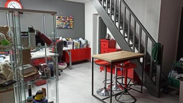 Local d'activités 8 pièce(s) 150 m2, Brionnes (27800), vitrine, centre ville. Prix HAI 129 990