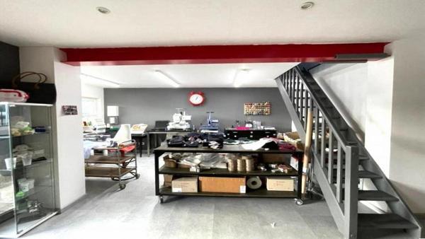 Local d'activités 8 pièce(s) 150 m2, Brionnes (27800), vitrine, centre ville. Prix HAI 129 990