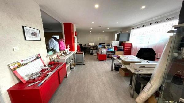 Local d'activités 8 pièce(s) 150 m2, Brionnes (27800), vitrine, centre ville. Prix HAI 129 990