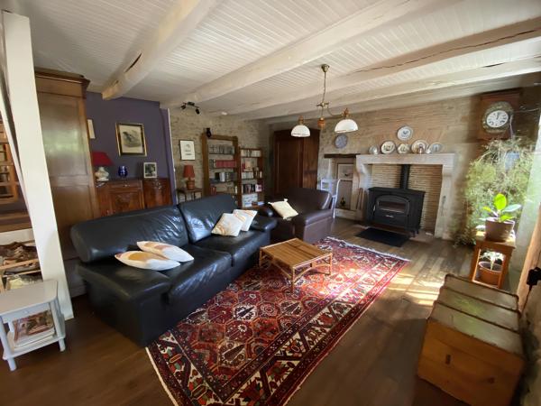 Maison de campagne avec terrasse couverte et dépendances