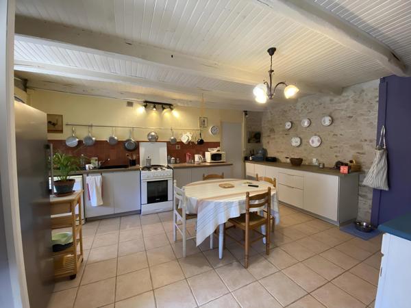 Maison de campagne avec terrasse couverte et dépendances