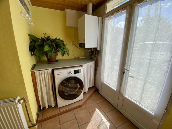 Maison de campagne avec terrasse couverte et dépendances
