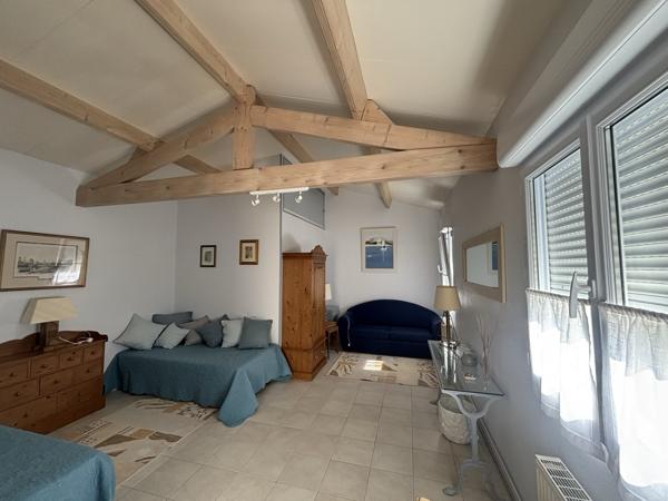 Maison 3 chambres + studio indépendant, double garage et grand jardin.