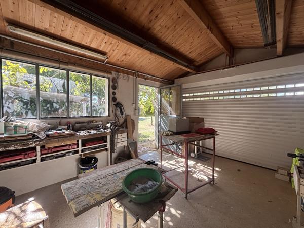 Maison 3 chambres + studio indépendant, double garage et grand jardin.