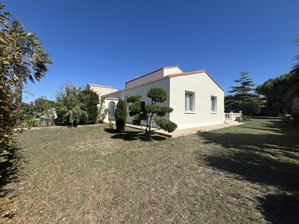 Maison 3 chambres + studio indépendant, double garage et grand jardin.