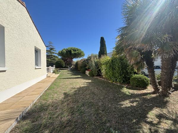 Maison 3 chambres + studio indépendant, double garage et grand jardin.