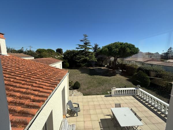 Maison 3 chambres + studio indépendant, double garage et grand jardin.