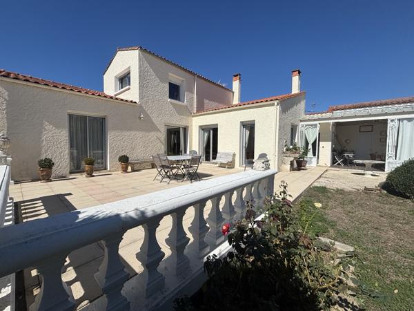 Maison 3 chambres + studio indépendant, double garage et grand jardin.