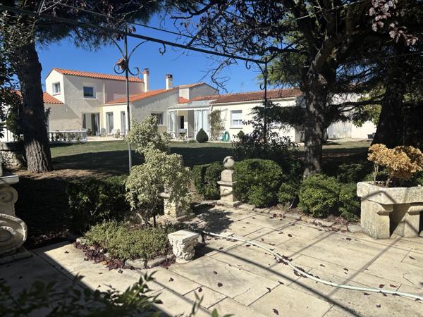 Maison 3 chambres + studio indépendant, double garage et grand jardin.