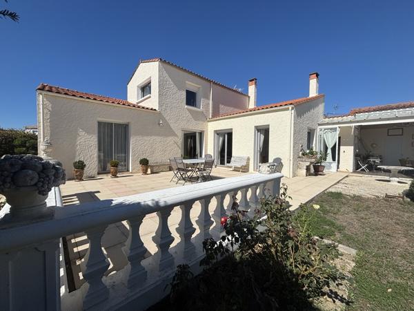 Maison 3 chambres + studio indépendant, double garage et grand jardin.