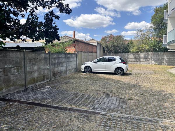 Studio non meublé rénové avec balcon et parking idéal étudiant non meublé - CHU Pellegrin