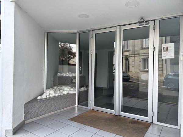 Studio non meublé rénové avec balcon et parking idéal étudiant non meublé - CHU Pellegrin