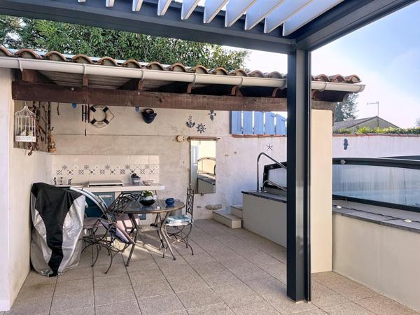 Charmante maison avec piscine, dépendances et grand jardin