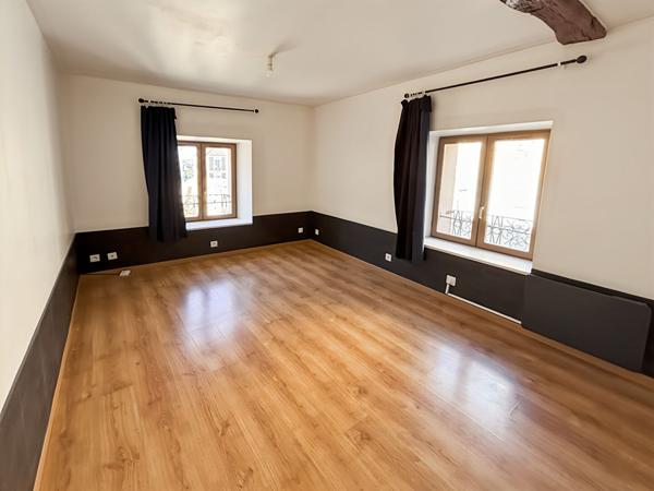 À LOUER - APPARTEMENT - MENNECY