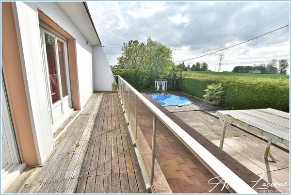 A Saint-Sauveur-d'Emalleville, découvrez cette Propriété familiale de 295m², avec piscine, 7 chambres et terrain d'environ 7000m² ? Fort Potentiel