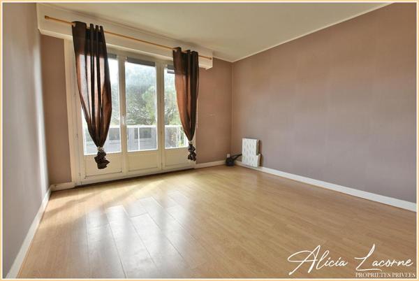 A Saint-Sauveur-d'Emalleville, découvrez cette Propriété familiale de 295m², avec piscine, 7 chambres et terrain d'environ 7000m² ? Fort Potentiel