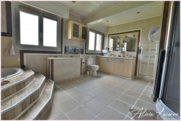 A Saint-Sauveur-d'Emalleville, découvrez cette Propriété familiale de 295m², avec piscine, 7 chambres et terrain d'environ 7000m² ? Fort Potentiel