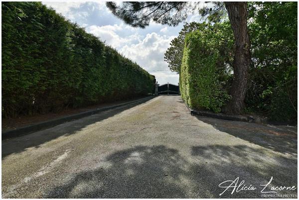 A Saint-Sauveur-d'Emalleville, découvrez cette Propriété familiale de 295m², avec piscine, 7 chambres et terrain d'environ 7000m² ? Fort Potentiel