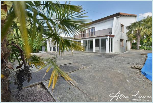 A Saint-Sauveur-d'Emalleville, découvrez cette Propriété familiale de 295m², avec piscine, 7 chambres et terrain d'environ 7000m² ? Fort Potentiel