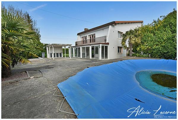 A Saint-Sauveur-d'Emalleville, découvrez cette Propriété familiale de 295m², avec piscine, 7 chambres et terrain d'environ 7000m² ? Fort Potentiel
