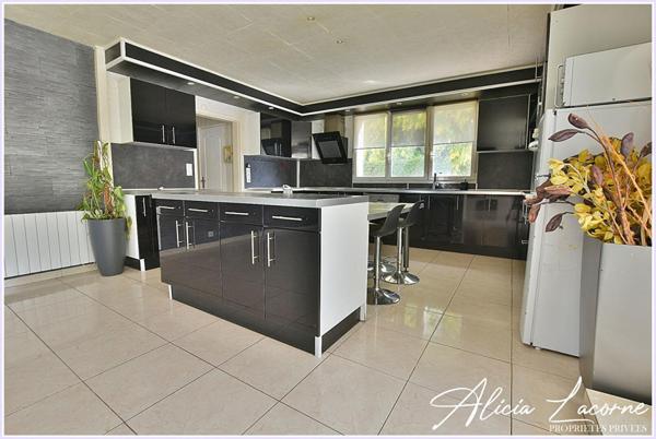 A Saint-Sauveur-d'Emalleville, découvrez cette Propriété familiale de 295m², avec piscine, 7 chambres et terrain d'environ 7000m² ? Fort Potentiel