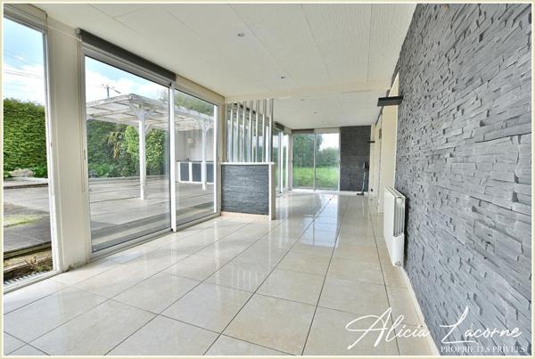 A Saint-Sauveur-d'Emalleville, découvrez cette Propriété familiale de 295m², avec piscine, 7 chambres et terrain d'environ 7000m² ? Fort Potentiel