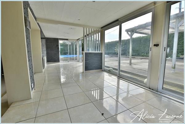 A Saint-Sauveur-d'Emalleville, découvrez cette Propriété familiale de 295m², avec piscine, 7 chambres et terrain d'environ 7000m² ? Fort Potentiel