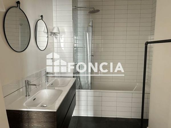 Location Appartement 3 pièces 124.52 m² - 16 RUE DE CHAZELLES Paris 75017