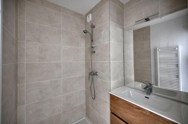 Superbe appartement T4 avec extérieur de 69 m² aux prestations de qualité avec sttionnement couvert inclus