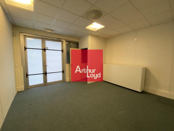 Bureaux à louer à Moirans rez de chaussée avec parking privatif