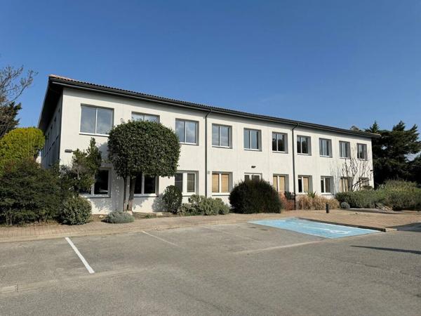Bureaux à louer Le Pontet zone commerciale avec parkings privatifs