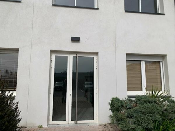 Bureaux à louer Le Pontet zone commerciale avec parkings privatifs