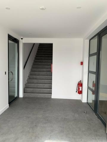 Bureaux à louer Le Pontet zone commerciale avec parkings privatifs
