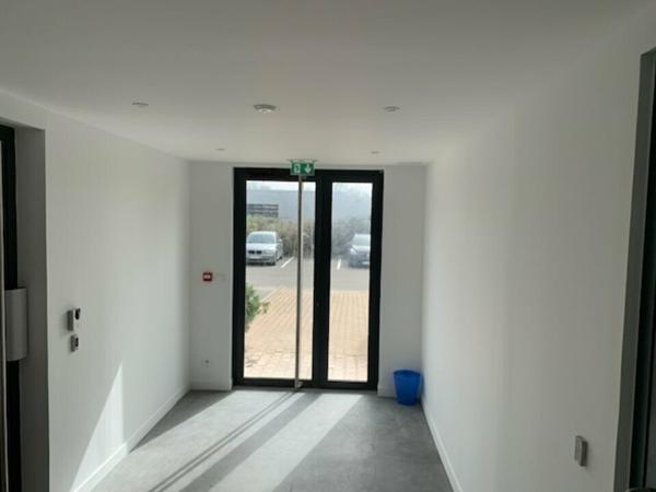 Bureaux à louer Le Pontet zone commerciale avec parkings privatifs