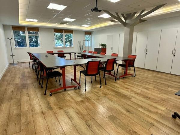 Bureaux à louer Le Pontet zone commerciale avec parkings privatifs