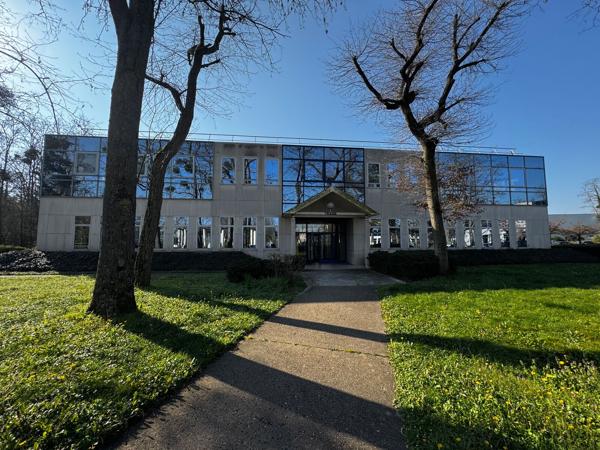 Immeuble de bureaux à louer à Eragny proximité transports surface 1 839 m² non divisibles