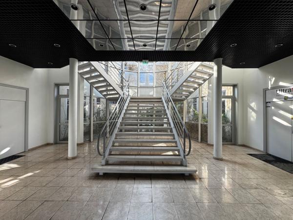 Immeuble de bureaux à louer à Eragny proximité transports surface 1 839 m² non divisibles