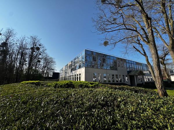 Immeuble de bureaux à louer à Eragny proximité transports surface 1 839 m² non divisibles