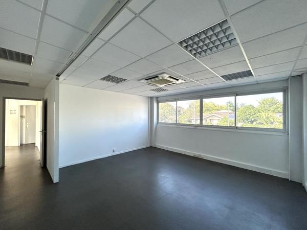 Bureaux à louer à Lormont avec accès immédiat au tramway