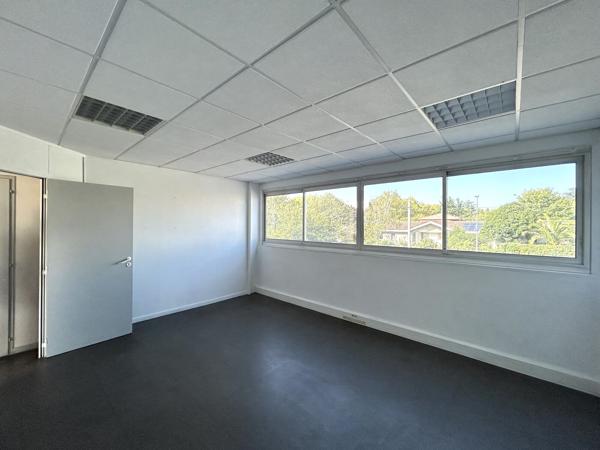 Bureaux à louer à Lormont avec accès immédiat au tramway