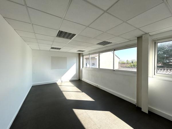 Bureaux à louer à Lormont avec accès immédiat au tramway