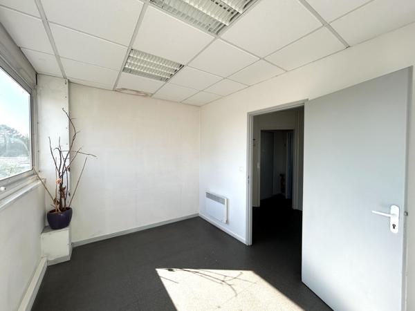 Bureaux à louer à Lormont avec accès immédiat au tramway