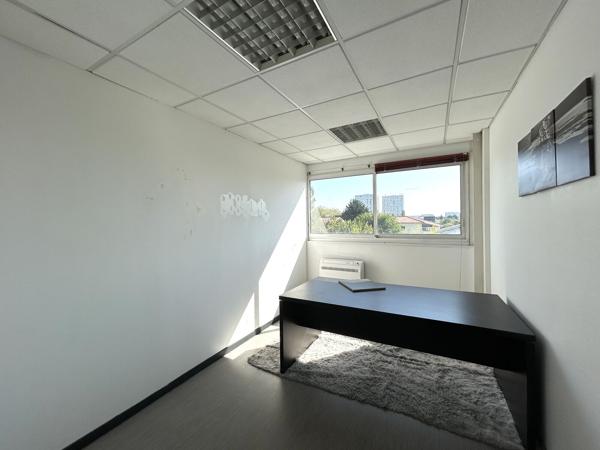 Bureaux à louer à Lormont avec accès immédiat au tramway