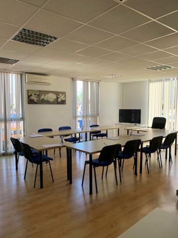 Bureaux à louer à Avignon en rez-de-chaussée avec parking privatif