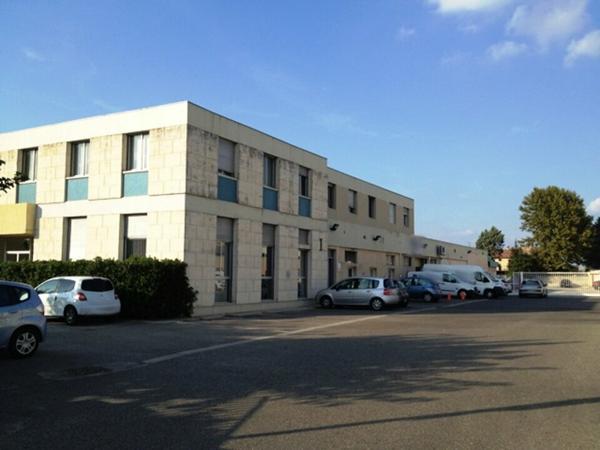 Bureaux à louer à Avignon en rez-de-chaussée avec parking privatif