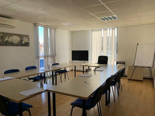 Bureaux à louer à Avignon en rez-de-chaussée avec parking privatif